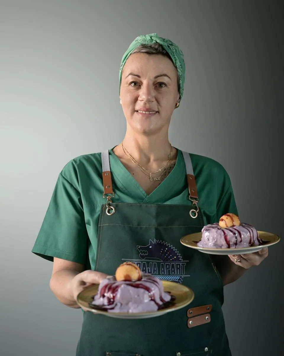 Bucătăreasa restaurantului servește două deserturi