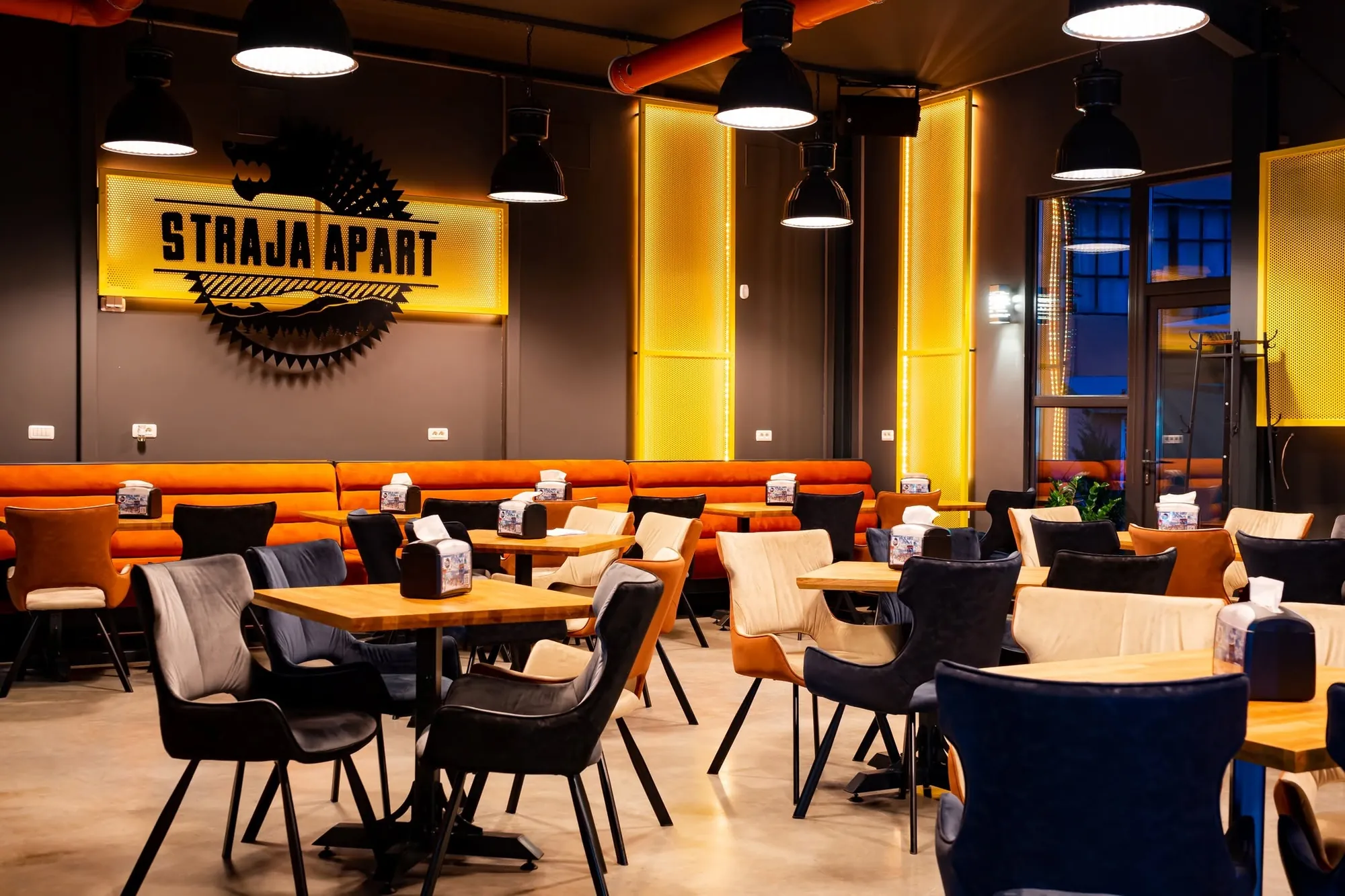 Sala Cocktail Bar & Restaurant Straja Apart, cu logo-ul lupului luminat pe perete